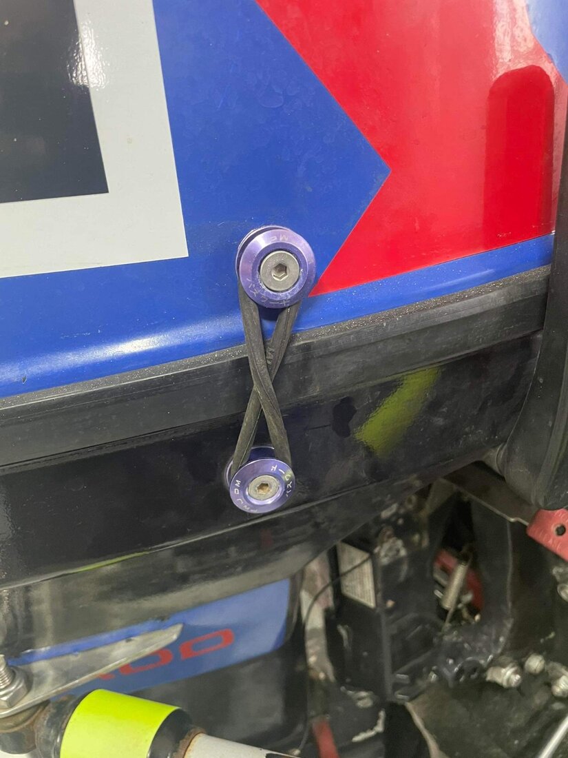 4RR quick-release cowling bobbins with carbon strap